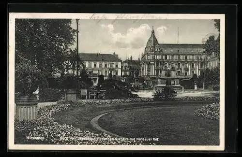 AK Wiesbaden, Blick vom Blumengarten vor dem Kurhaus auf Hotel Nassauer Hof