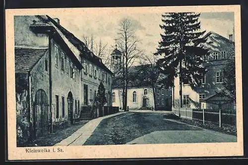 AK Kleinwelka i. Sa., Strassenpartie mit Kirche