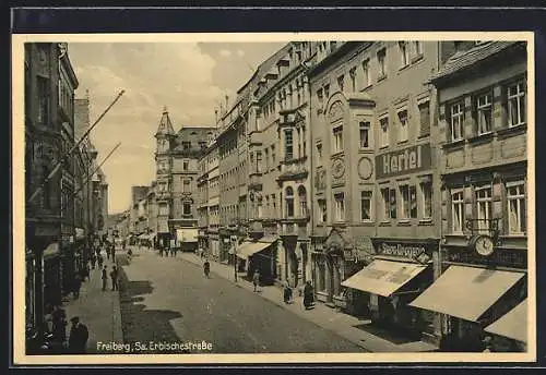 AK Freiberg /Sa., Erbischestrasse mit Geschäften