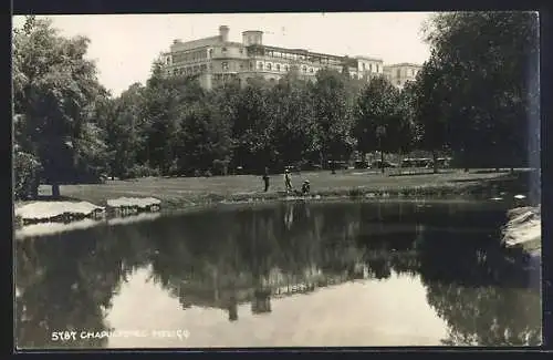 AK Chapultepec, Monumentalgebäude mit Gewässer und Park