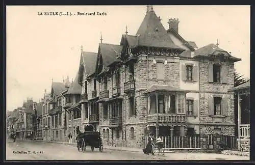 AK La Baule, Boulevard Darlu avec calèche et piétons