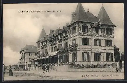 AK La Baule, Hôtel de la Baule avec passants sur la rue