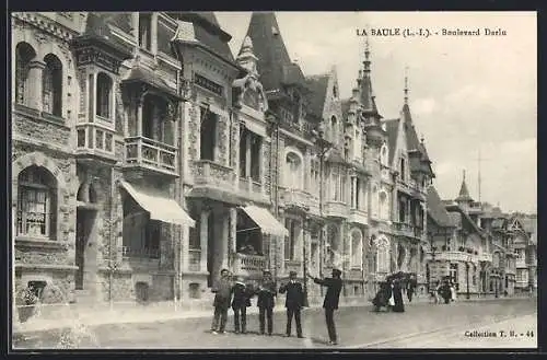 AK La Baule, Boulevard Darlu avec maisons élégantes et passants