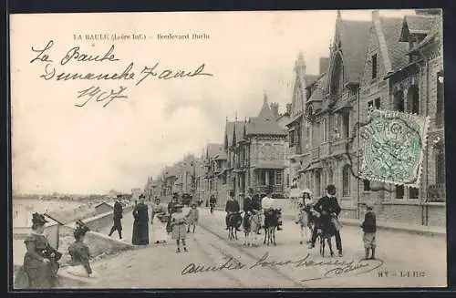 AK La Baule, Boulevard Darlu avec des promeneurs et des maisons élégantes