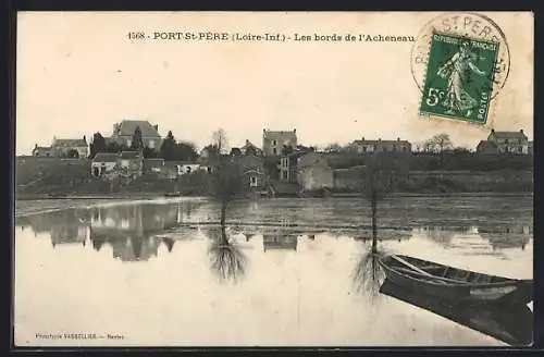 AK Port-St-Père, Les bords de l`Acheneau avec vue sur le village et une barque
