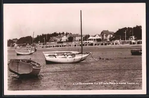 AK La Bernerie, Vue de la plage à marée basse avec bateaux