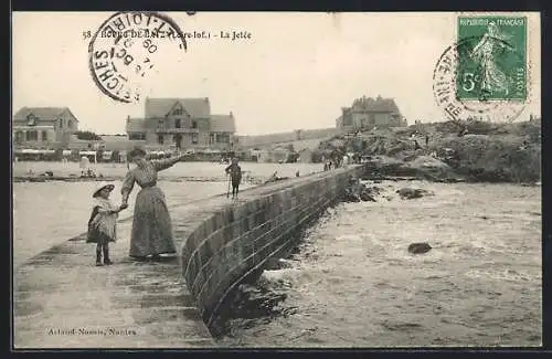 AK Audierne, La Jetée avec des promeneurs et des maisons en arrière-plan