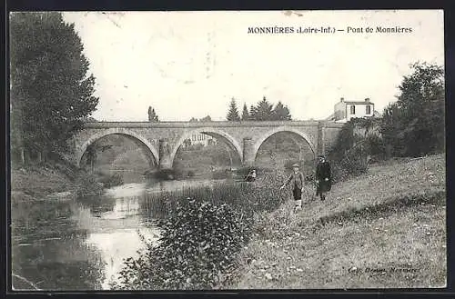 AK Monnières, Pont de Monnières et promeneurs au bord de la rivière