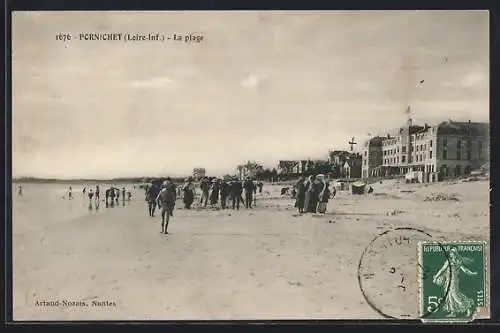 AK Pornichet, La plage avec des promeneurs et des bâtiments en arrière-plan