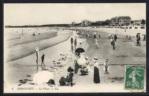 AK Pornichet, La Plage animée avec des baigneurs et promeneurs en bord de mer