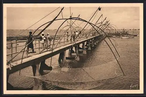 AK Pornichet, La Jetée avec des pêcheurs et des filets de pêche