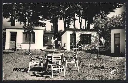 AK Sainte-Marguerite, Maison de Vacances des P.T.T. avec des bungalows et des chaises dans le jardin