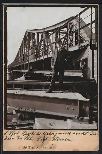 Foto-AK Duisburg, Junger Mann im Anzug mit Gehstock und Melone vor der Hafenbrücke