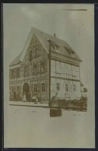 Foto-AK Bisingen, Anwohner vor einem Fachwerkhaus, 1912