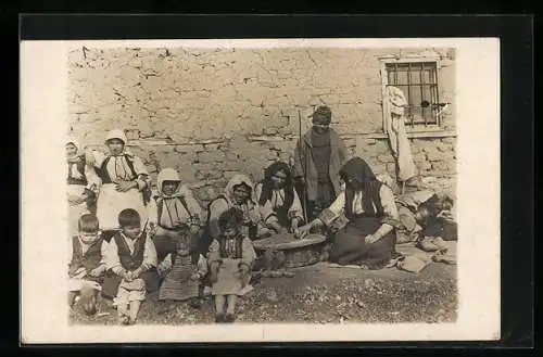 AK Frauen und Kinder in mazedonischer Tracht bei der Arbeit