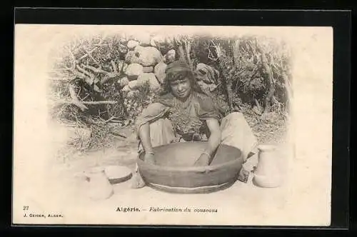 AK Algérie / Algerien, Fabrication du couscous, Mädchen bei der Zubereitung von Couscous