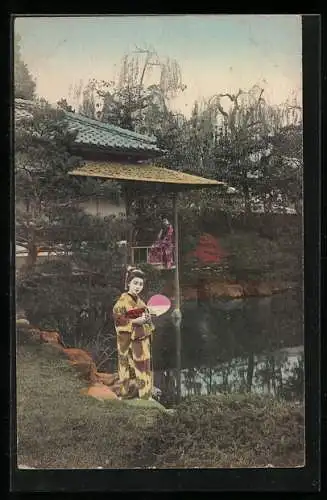 AK Geishas in einem Garten mit Gebäude und Teich