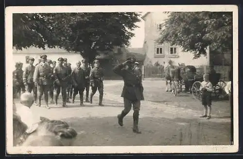 Foto-AK Ellersleben, Soldaten-Strassenmarsch mit grüssendem Zugführer, Kinder, Kutsche