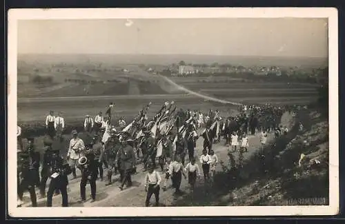 Foto-AK Ellersleben, Soldaten mit Fahnen beim Ausmarsch