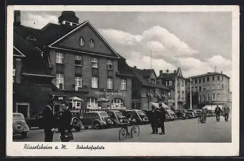 AK Rüsselsheim a. M., Bahnhofsplatz mit Hotel Rüsselsheimer Hof