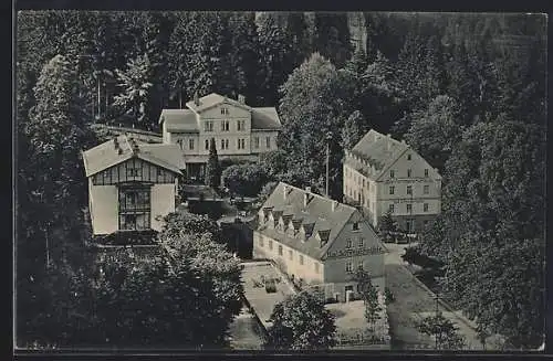 AK Bad Schweizermühle /Sächs. Schweiz, Strassenpartie mit Hotel Bad Schweizermühle und Biedermeier-Haus