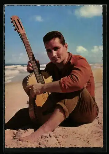 AK Freddy Quinn mit Gitarre am Strand porträtiert