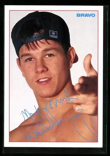 AK Musiker Mark Wahlberg mit Basecap, Autogramm