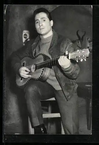 AK Musiker Freddy Quinn mit Gitarre