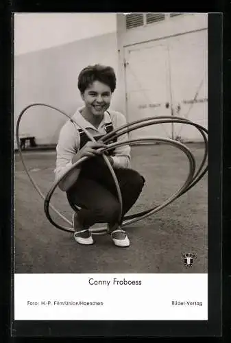 Foto-AK Conny Froboess mit Hula-Hoop-Reifen