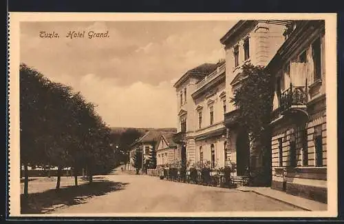 AK Tuzla, Hotel Grand mit Strasse und Bäumen