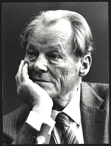 Fotografie Richard Schulze-Vorberg, Bonn, SPD-Vorsitzender Willy Brandt in nachdenklicher Pose, 1981