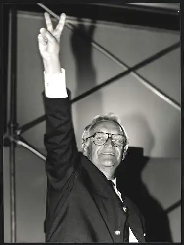 Fotografie Vario-Press, Bonn, Edmund SToiber, bayerischer Ministerpräsident, nach einer Wahlkampfrede in München, 1994