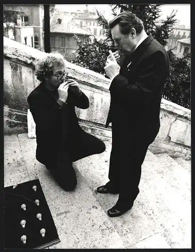 Fotografie PA Sven Simon, F. J. Strauss beim Kauf einer Tonflöte auf der spanischen Treppe in Rom