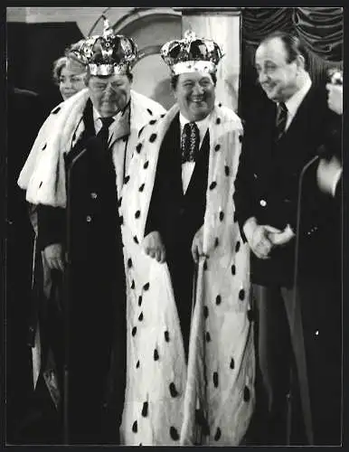 Fotografie WEREK, München, F. J. Strauss krönte sich beim Salvator-Starkbierfest in München zum König von Bayern