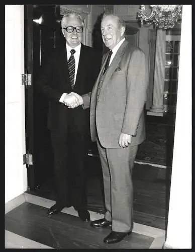 Fotografie Sven Simon, Bonn, Hans-Jochen Vogel mit US-Aussenminister George Schultz in Washington