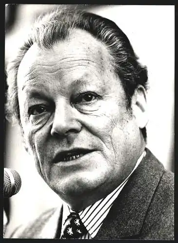 Fotografie PA Sven Simon, Bonn, Bundeskanzler Willy Brandt vor einem Mikrofon