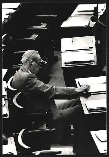 Fotografie Poly-Press, Bonn, Herbert Wehner, SPD-Fraktionsvorsitzender, auf seinem Platz im Bundestag