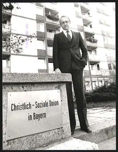 Fotografie WEREK, München, Neuer CSU-Generalsekretär Edmund Stoiber vor der Parteizentrale in München, 1978