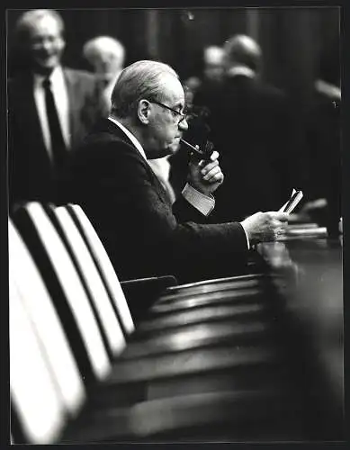 Fotografie Poly-Press, Bonn, SPD-Fraktionsvorsitzender Herbert Wehner mit seiner Pfeife