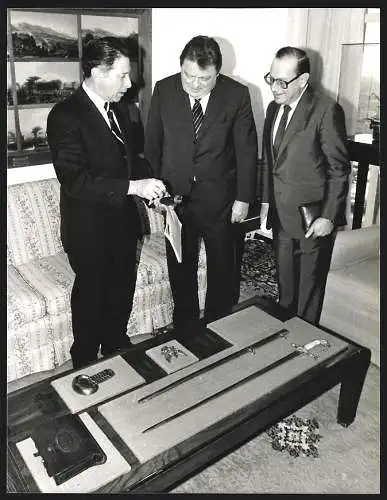 Fotografie Poly-Press, Bonn, Franz Josef Strauss mit US-Verteidigungsminister C. Weinberger und F. Zimmermann