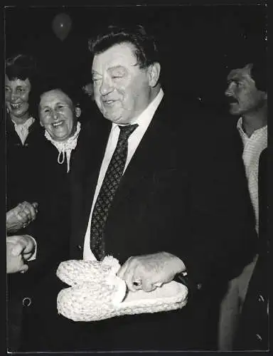 Fotografie WEREK, Bonn, Franz Josef Strauss mit Pantoffeln in der Hand