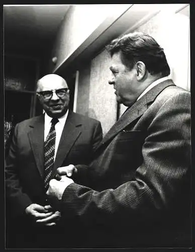 Fotografie WEREK, Bonn, Franz Josef Strauss mit dem israelischen national-religiösen Innenminister Josef Burg