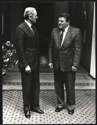 Fotografie PA Sven Simon, Bonn, Franz Josef Strauss mit Bundespräsident Karl Carstens