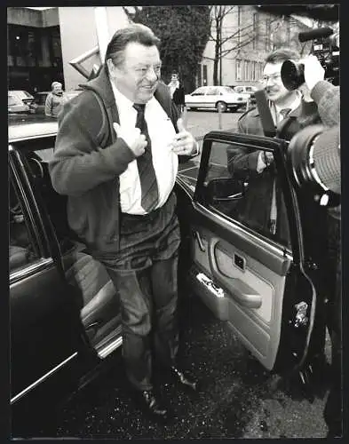 Fotografie Sven Simon, Bonn, Ein lächelnder Franz Josef Strauss verlässt seinen Wagen