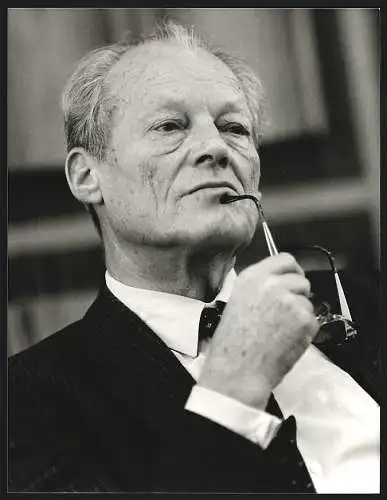 Fotografie WEREK, Bonn, Der SPD-Vorsitzende Willy Brandt in nachdenklicher Pose, 1953