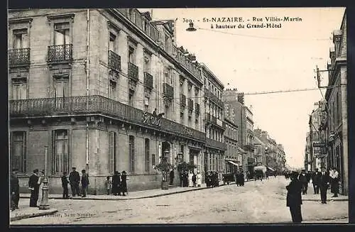 AK St-Nazaire, Rue Villès-Martin à hauteur du Grand-Hotel