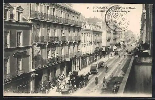AK Saint-Nazaire, la rue Ville-ès-Martin à hauteur de l`hôtel de Bretagne, des attelages et des passants