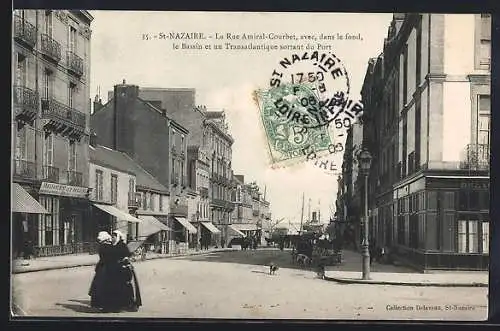 AK St-Nazaire, La Rue Amiral-Courbet, avec, dans le fond, le Bassin et un Transatlantique sortant du port