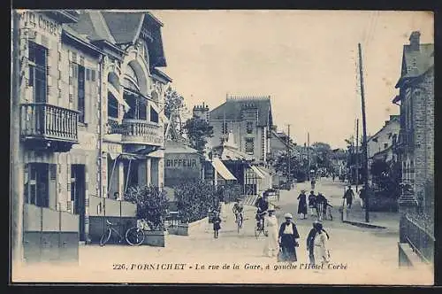 AK Pornichet, La rue de la Gare, à gauche l`Hotel Corbé