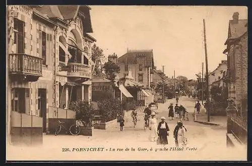 AK Pornichet, La Rue de la Gare, a gauche l`Hotel Corbe, Bahnhofstrasse mit Passanten